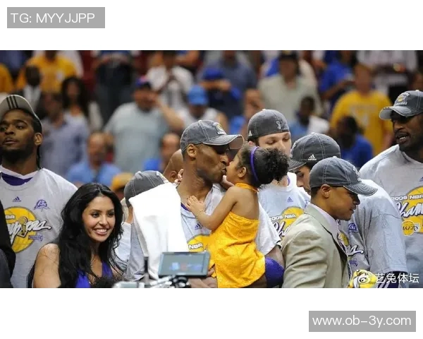 瓦妮莎携子女与坎迪斯帕克共赏道奇队晋级世界大赛精彩瞬间