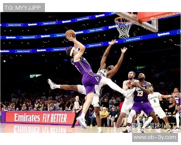 湖人三巨头意外落后马刺20分老詹精彩隔扣引发热议 湖人三巨头意外落后马刺20分老詹精彩隔扣引发热议